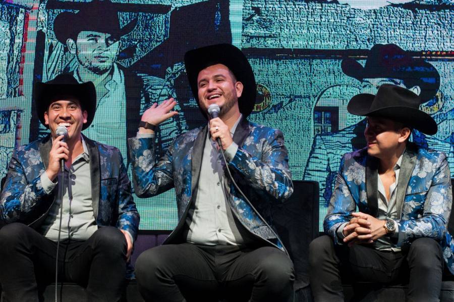 Tony Elizondo, vocalista de Calibre 50, reaparece tras accidente con ambos brazos inmovilizados