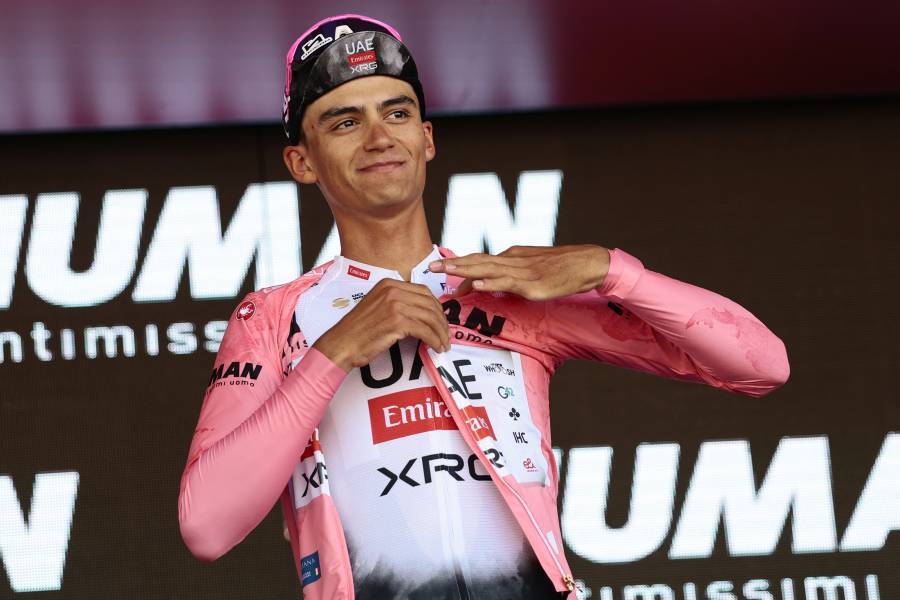 Isaac Del Toro sigue líder del Giro tras etapa de transición ganada por Denz