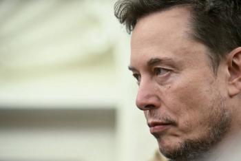 Elon Musk da un paso al costado 