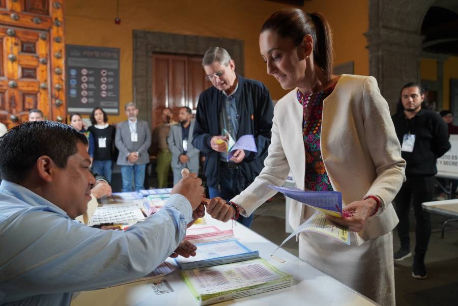 Claudia Sheinbaum emite su voto en histórica jornada judicial; acude acompañada de su esposo