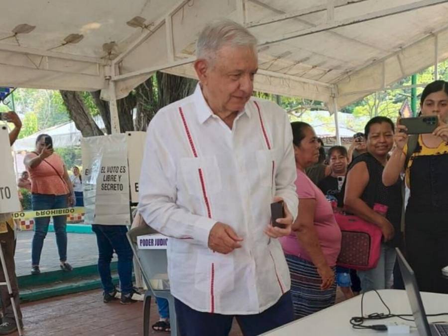 AMLO reaparece y acude a votar en Chiapas; 