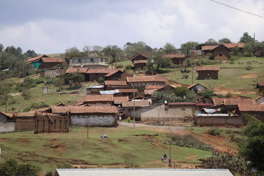 Armenta promete reposición de 70 viviendas afectadas por tromba