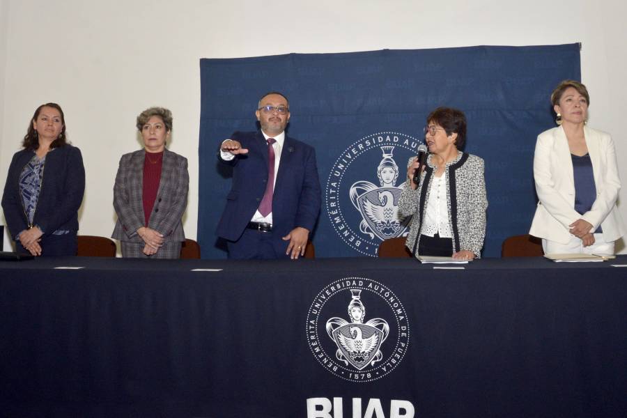 Lilia Cedillo toma protesta del nuevo director de la Facultad de Medicina