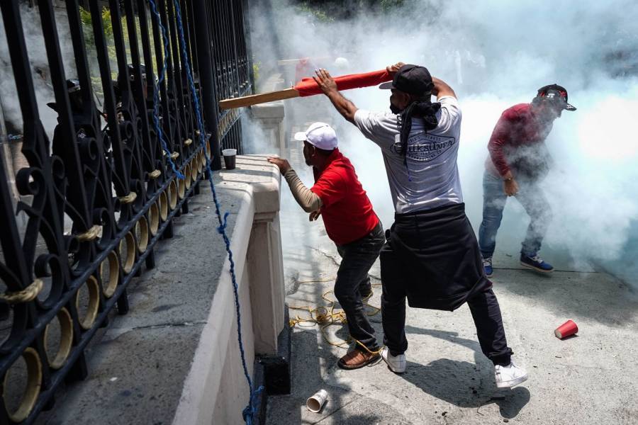 Maestros de la CNTE acusan infiltración de provocadores en manifestación; enfrentamientos y bloqueos afectan vialidades en CDMX