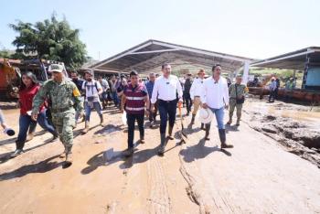 Gobernador de Puebla visita Ajolotla, comunidad afectada por inundaciones