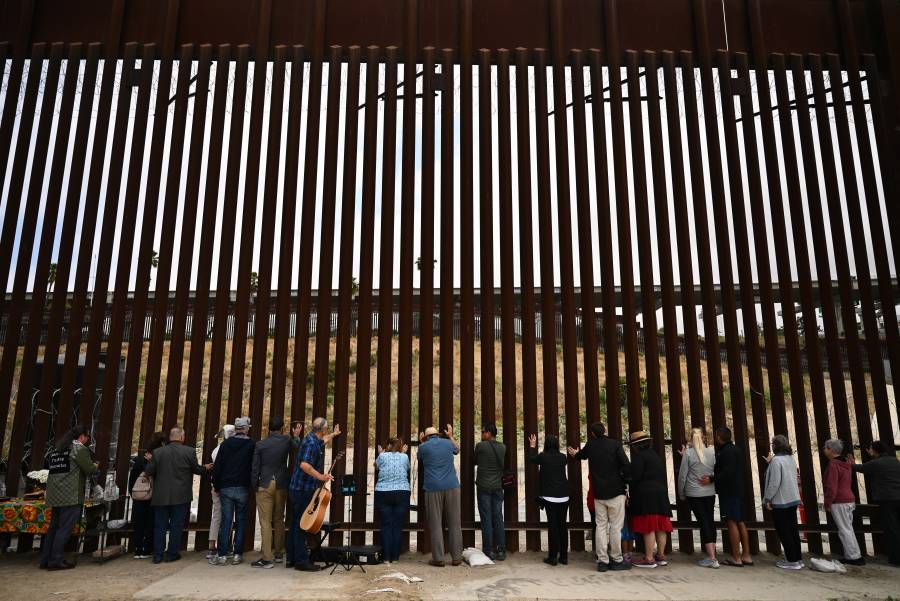 EE.UU. acelera construcción del muro fronterizo en Arizona y Nuevo México con nuevas exenciones ambientales