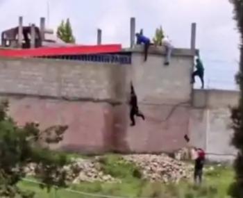 Jóvenes escapan de anexo en Tlaxcala; el momento fue captado en video