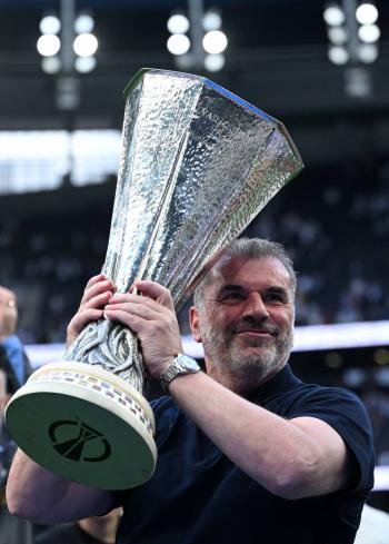 Tottenham destituye a su entrenador Postecoglou a pesar del título europeo