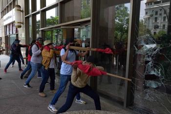 Integrantes de la CETEG vandalizan sede de la Secretaría del Bienestar durante marcha de la CNTE