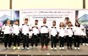 Abanderan a 523 estudiantes Pueblanos para Juegos Deportivos Nacionales
