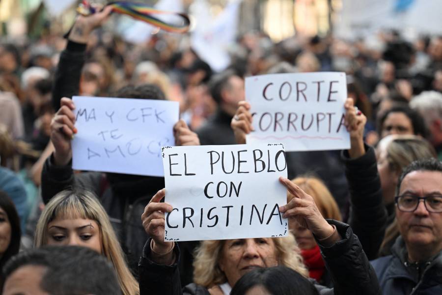Cientos apoyan a Kirchner frente a su casa a la espera de resolución sobre prisión domiciliaria