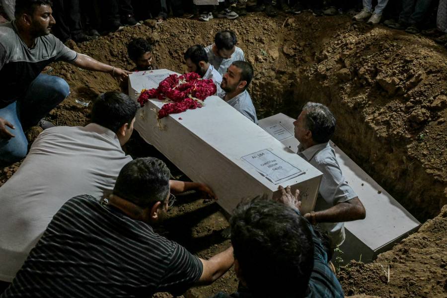 Familiares asisten a los funerales de las víctimas del accidente de Air India