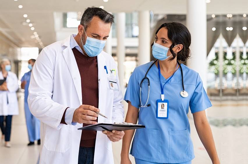 Armenta pide aumentar matrícula en facultades de Medicina y Enfermería