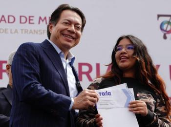 Mario Delgado, entrega becas de transporte