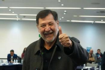 Captan a Fernández Noroña en aeropuerto y reviven críticas por viajes al extranjero