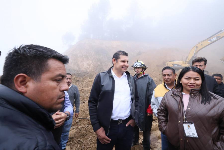 Armenta atendió el deslizamiento de tierra en Eloxochitlán