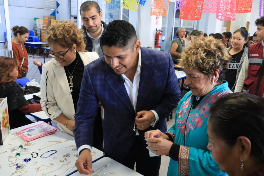 DIF de Cuautlancingo apoya economía de adutlos mayores con “Venta de todo un poco”