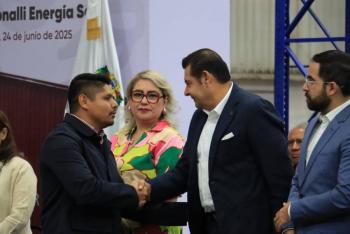 Omar Muñoz presente en la inauguración de la fábrica 