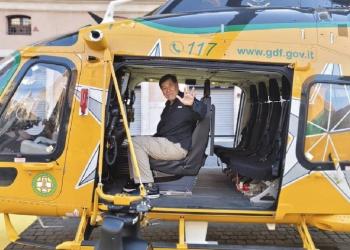 Noroña comparte imagen en helicóptero durante viaje oficial a Italia