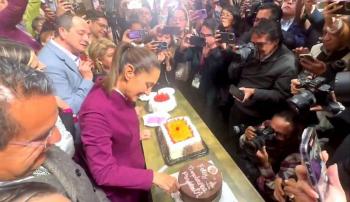 Sheinbaum celebrará con pozole; reporteros le regalan flores, pasteles y le cantan las mañanitas