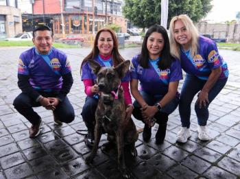 Presentan medalla y playera de la 1a Carrera Canina en San Andrés Cholula