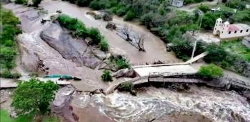 Lluvias intensas colapsan puentes vehicular y peatonal en Tolimán, Querétaro