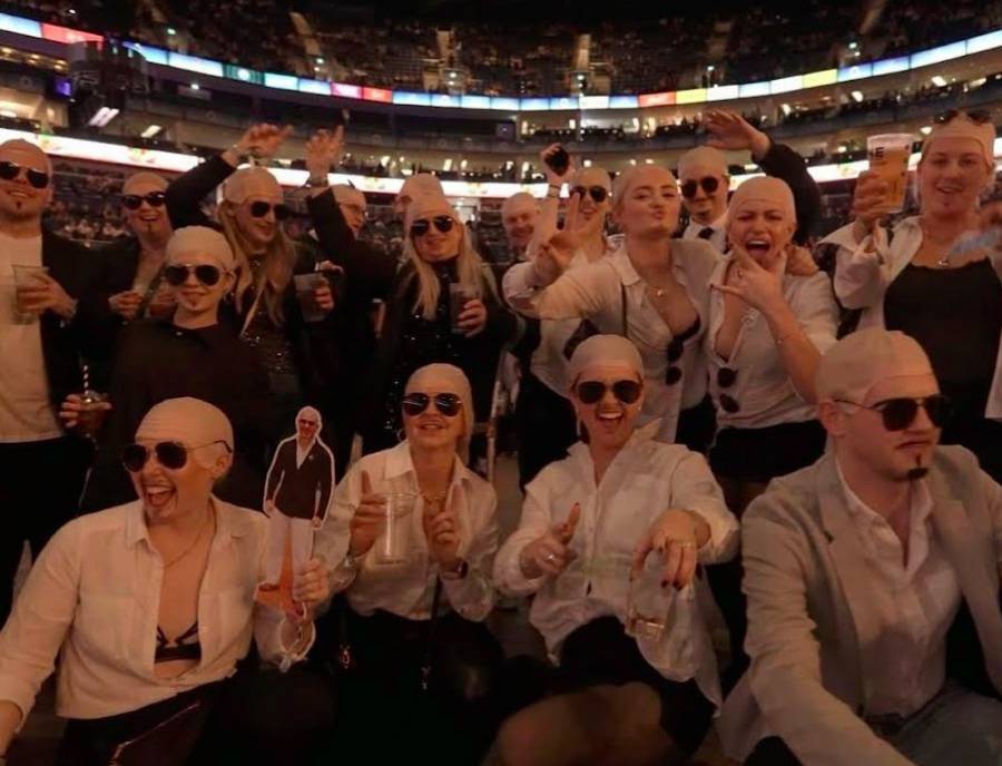 Pitbull inspira a miles de fans en Europa a festejar su música con calvas postizas