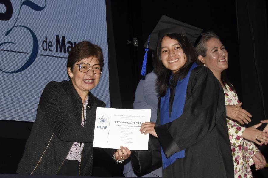 Lilia Cedillo asistió a la graduación de la Preparatoria Enrique Cabrera Barroso