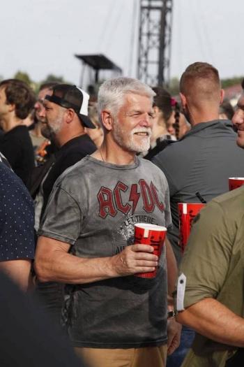 Presidente de República Checa, Petr Pavel, asiste al concierto de AC/DC en Praga