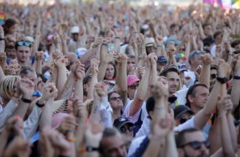 Miles de personas desafían la prohibición de Orban en una Marcha del Orgullo con afluencia récord en Budapest