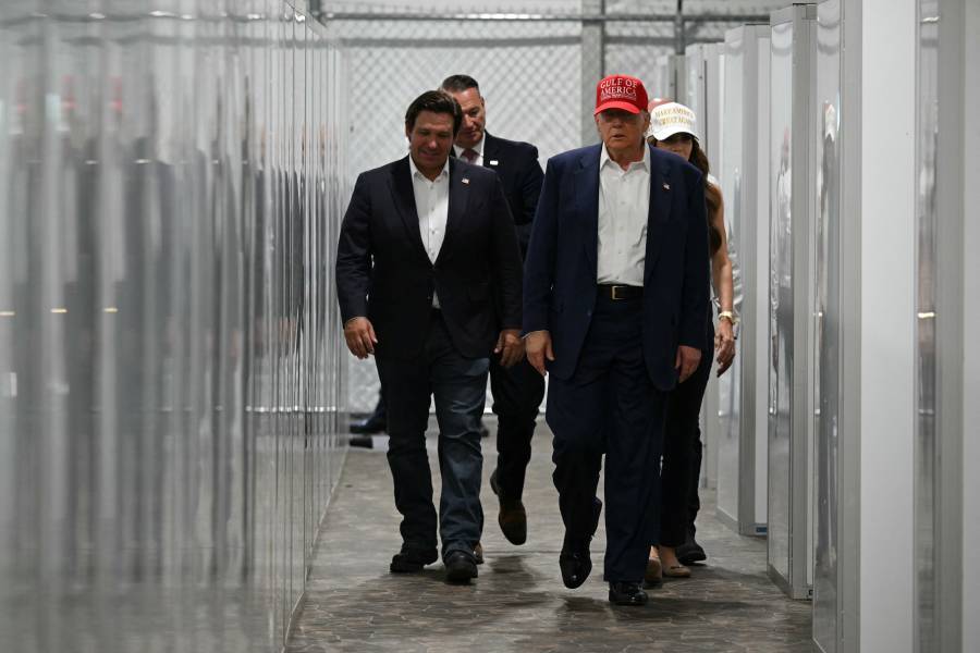 Trump elogia el centro de detención de migrantes 