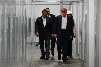 Trump elogia el centro de detención de migrantes 