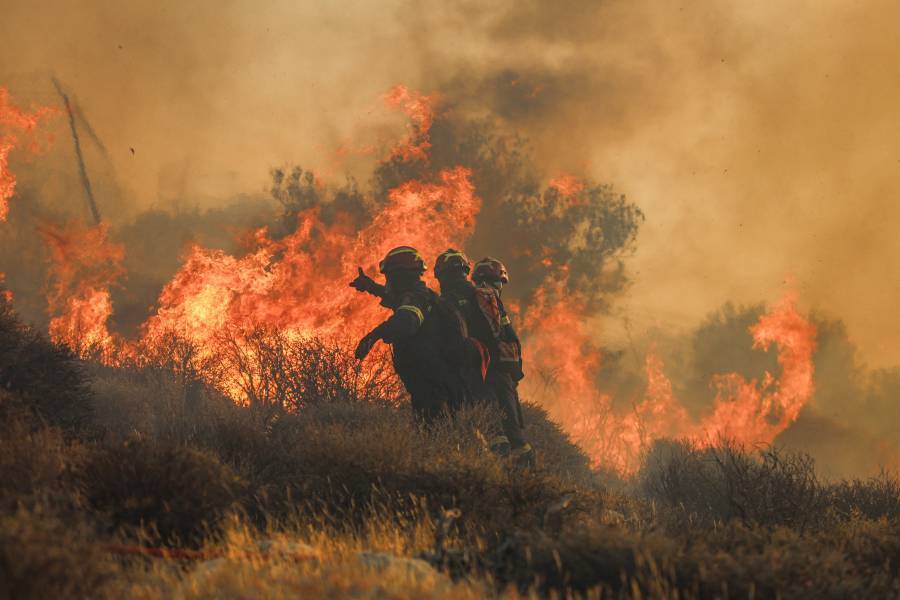 Miles de evacuados por violentos incendios en zonas turísticas de Grecia y Turquía