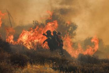 Miles de evacuados por violentos incendios en zonas turísticas de Grecia y Turquía