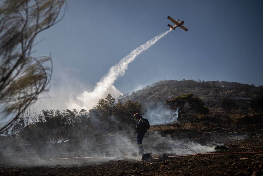 Grecia en alerta máxima mientras el calor y el viento alimentan los incendios