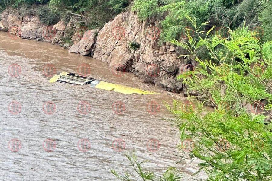 Autobús cae al río en la carretera Puebla-Tlapa: 12 muertos y varios desaparecidos