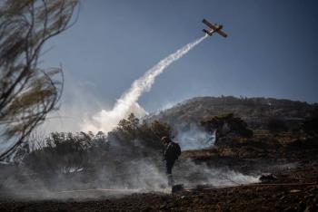 Grecia en alerta máxima mientras el calor y el viento alimentan los incendios