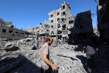 Al menos 69 muertos en ataques israelíes en Gaza, 15 de ellos contra un refugio para desplazados