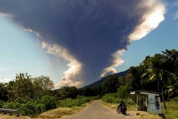 Decenas de vuelos cancelados tras la erupción de un volcán en Indonesia