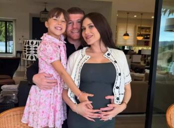 Canelo Álvarez anuncia el nombre de su futura hija durante íntimo baby shower