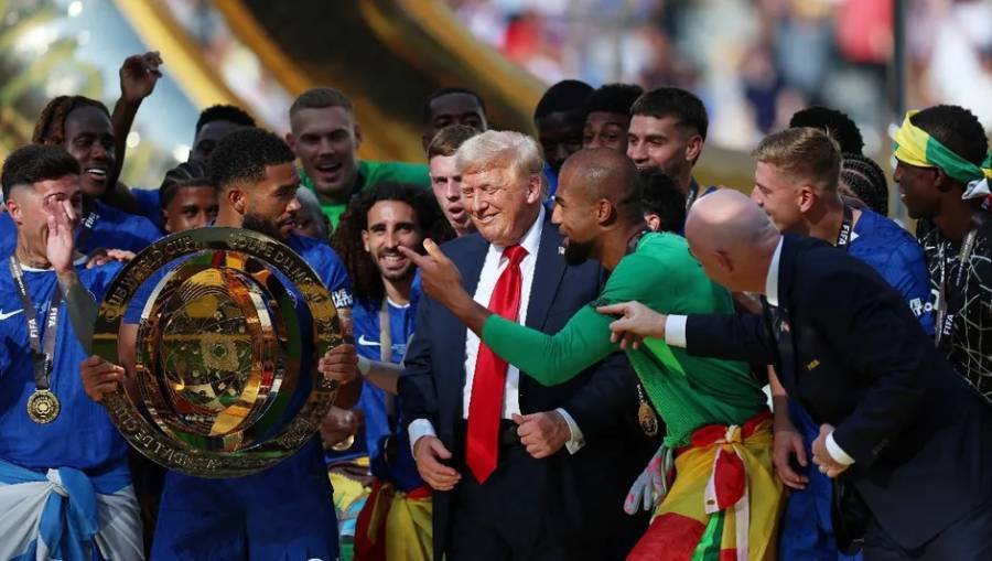 Donald Trump irrumpe en festejo del Chelsea tras coronarse campeón del Mundial de Clubes
