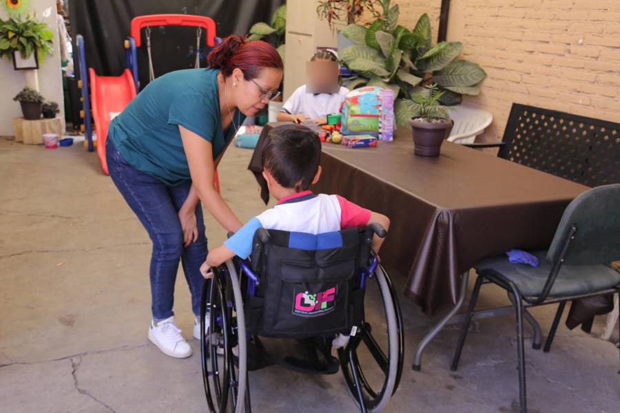 DIF Puebla Capital mejora calidad de vida de Matías, niño con hidrocefalia