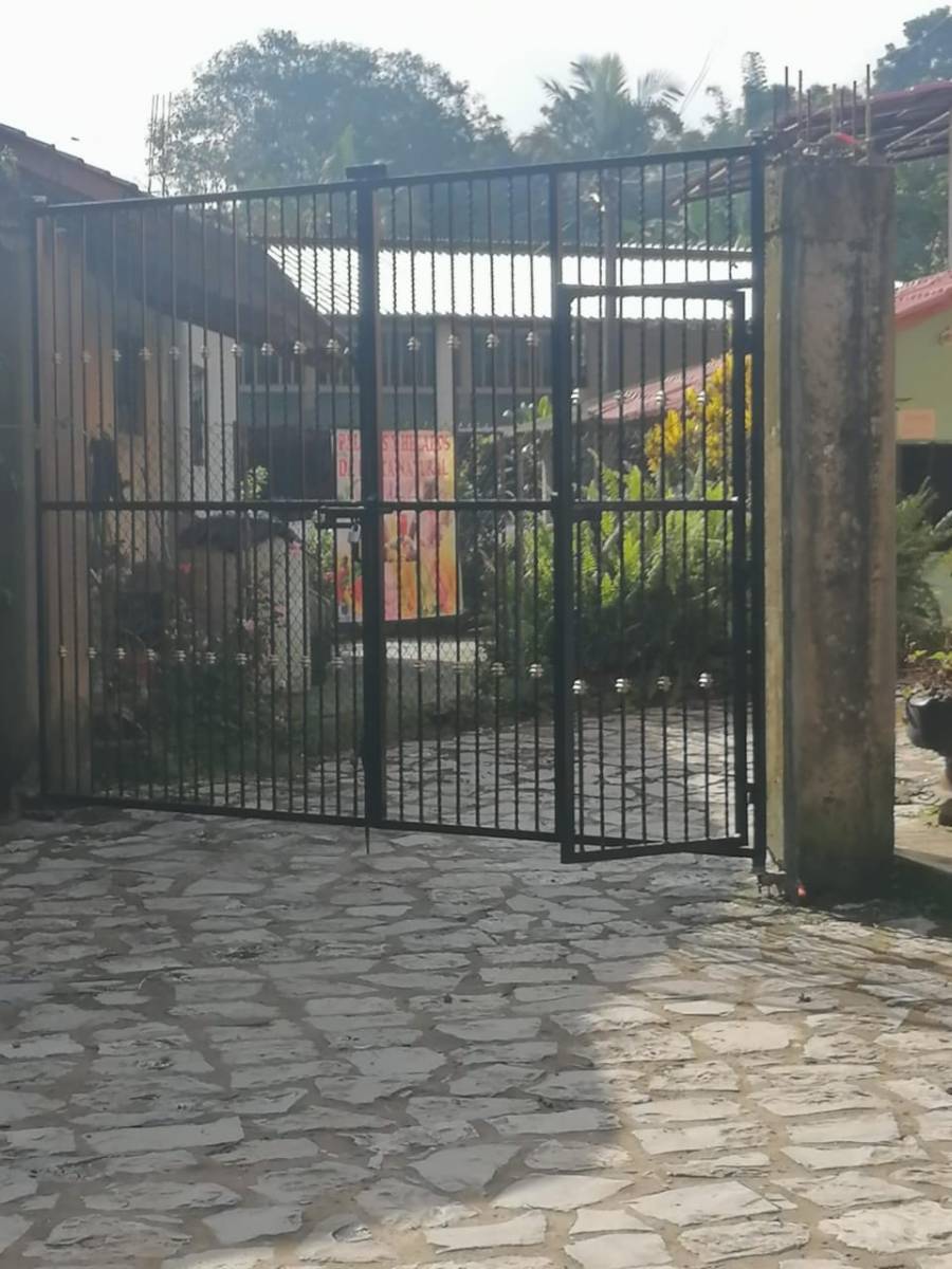 Pobladores de Cuetzalan acusan a sacerdote de cerrar calles y dañar patrimonio histórico