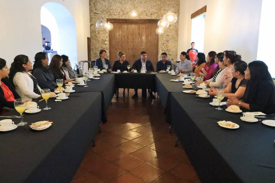Omar Muñoz y Tere Alfaro se reúnen con directoras de los CAIC de Cuautlancingo