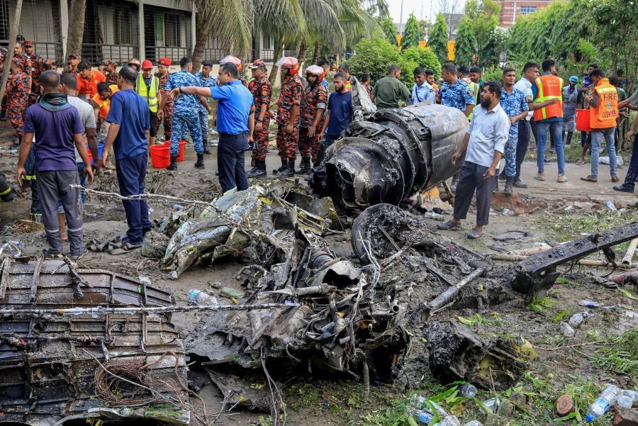 Al menos 20 muertos al estrellarse un avión militar contra una escuela en Bangladés