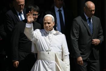 El Papa Le&oacute;n XIV conversa con el presidente palestino, Mahmud Ab&aacute;s