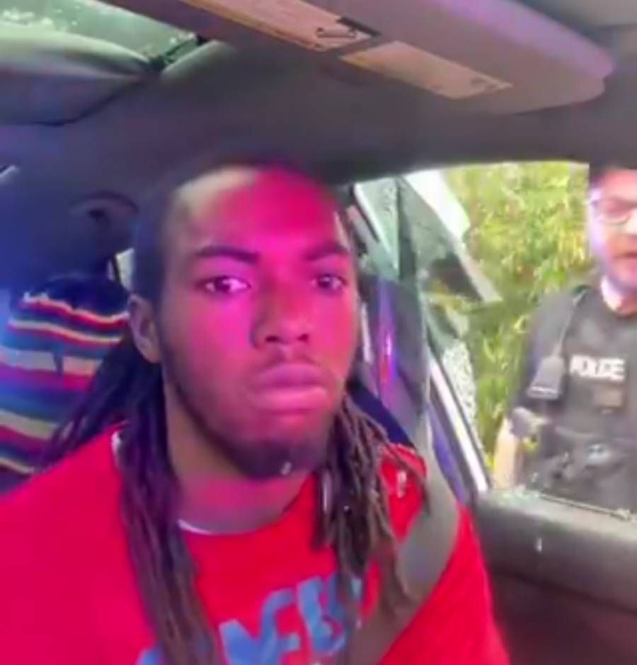 Exigen despido de policía de Florida que golpeó a joven negro en video viral