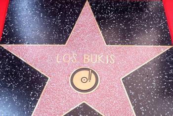 Los Bukis rinden homenaje a los inmigrantes al develar su estrella en el Paseo de la Fama