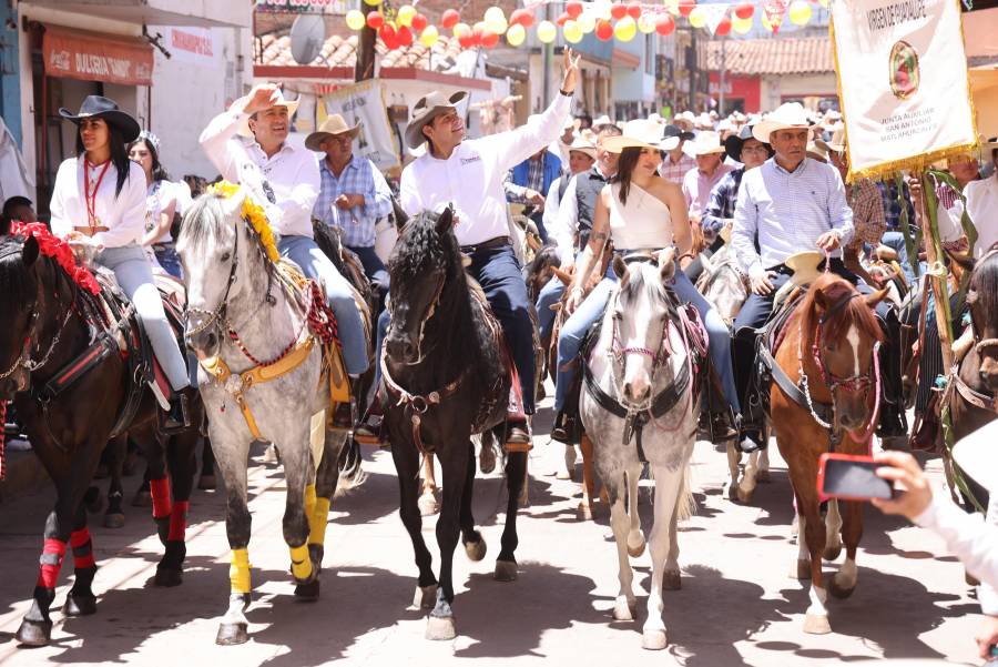 Armenta encabeza la cabalgata de Santiago Apostol en Chignahuapan