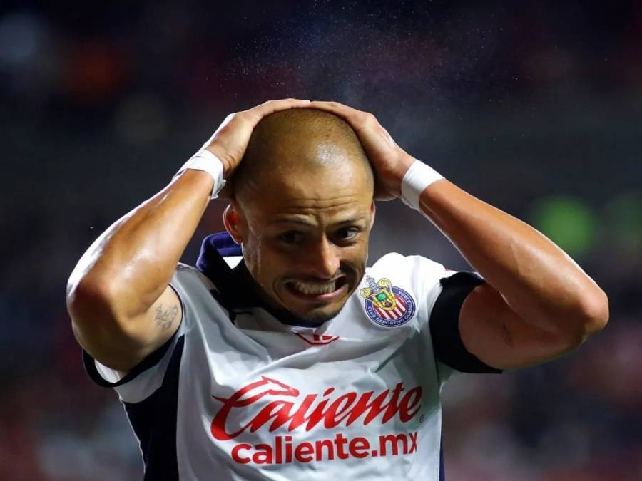 Pol&eacute;micas que persiguen a Chicharito: los episodios m&aacute;s controversiales de su carrera